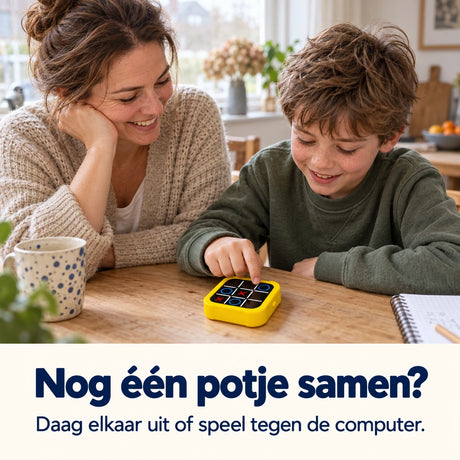 Moeder en kind spelen samen met het gele GameMaster tic-tac-toe-spel