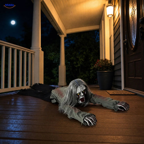 GhostEcho™ kruipende halloweengeest op een overdekte veranda in het donker