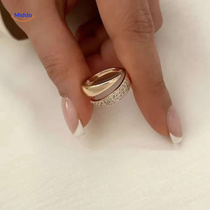 glanzende damesring met strass hand voorzijde www.middo.nl