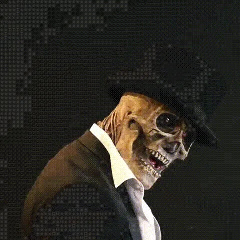 Realistisch Halloween kostuum met hoed en draaiend hoofd.
