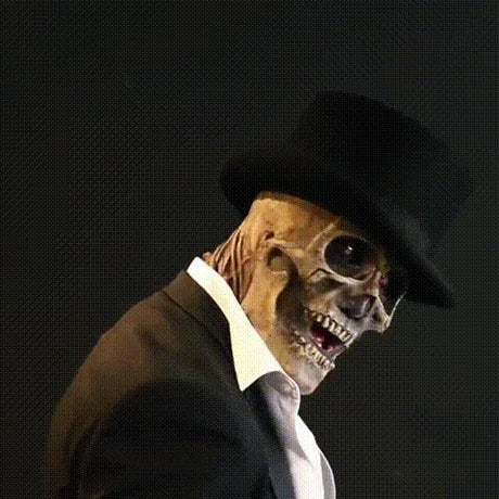 Realistisch Halloween kostuum met hoed en draaiend hoofd.