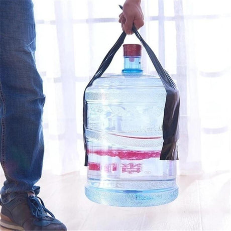 Hand tilt waterfles met behulp van zwarte watervaste tape