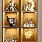 handmadebear met een fles wijn in een pronkstuk 