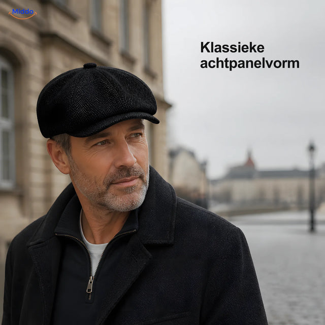 Man draagt zwarte Heritage Eight flat cap met achtpanelvorm en korte klep