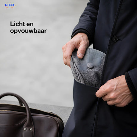Opvouwbare Heritage Eight flat cap wordt in een jaszak meegenomen
