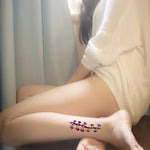 Horror-tattoo van hechtingen op het been van een vrouw