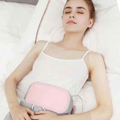 Vrouw ontspant met Huggy verwarmingskussen op haar buik.