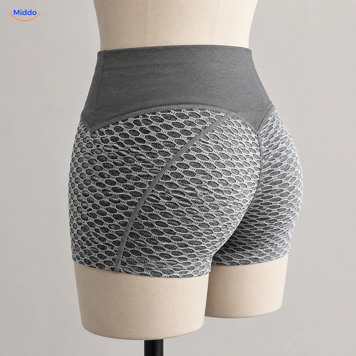 Detail van de asgrijze IceSilk sportshort met hoge taille, honingraatstructuur en gebogen naden