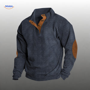 IndieWear corduroy trui in donkerblauw met bruine knoopsluiting en elleboogstukken.