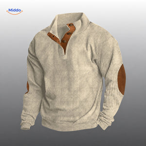 IndieWear corduroy trui in lichtgrijs met bruine knoopsluiting en elleboogstukken.