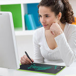 Vrouw gebruikt lcd-schrijf-tablet bij computer.