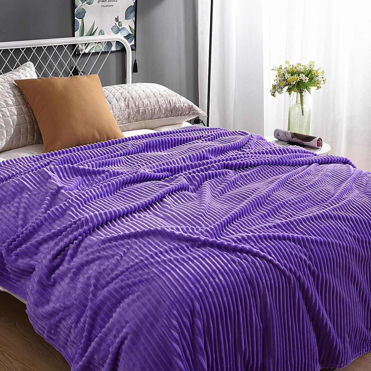 Paars fluwelen fleece kleed op een bed met kussens en decoratie