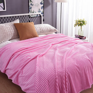 Roze fluwelen fleece kleed op een bed met kussen en planten decoratie