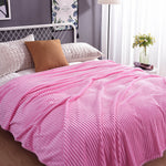 Roze fluwelen fleece kleed op een bed met kussen en planten decoratie