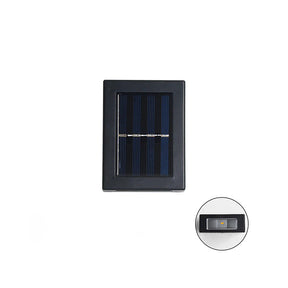 Enkele zonnepaneel buitenlamp met aan- en uitknop op witte achtergrond.