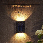 Waterdichte buitenlamp met IP65-classificatie, verlicht in de regen.