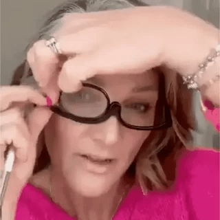 loopex bril make up bril in gebruik door vrouw in roze trui www.middo.nl