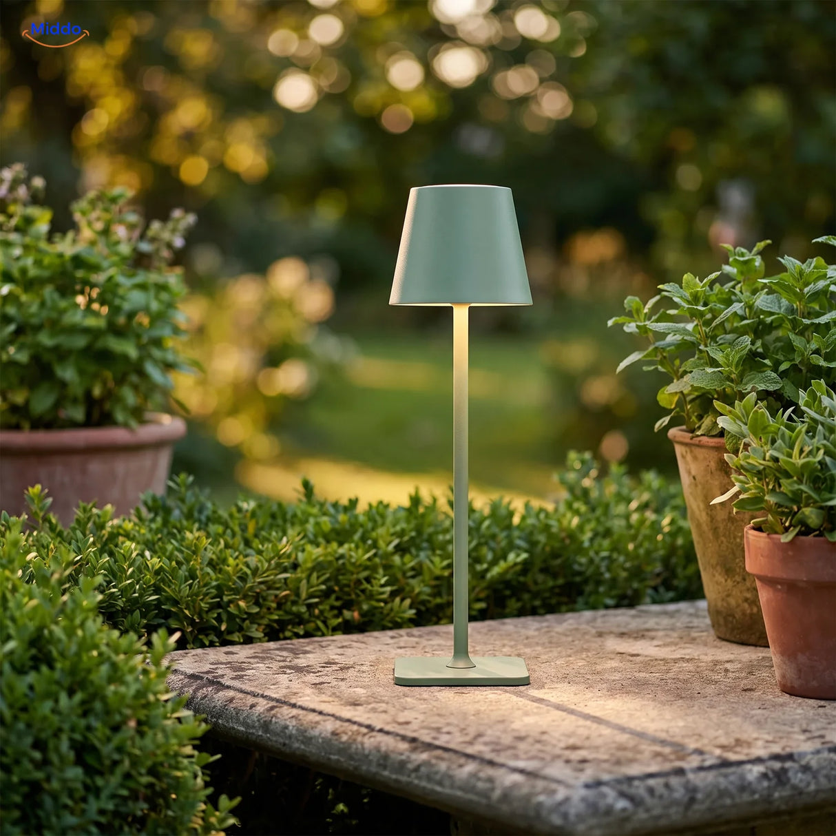 Groene Lumiset tafellamp op een tuintafel