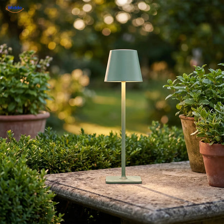 Groene Lumiset tafellamp op een tuintafel