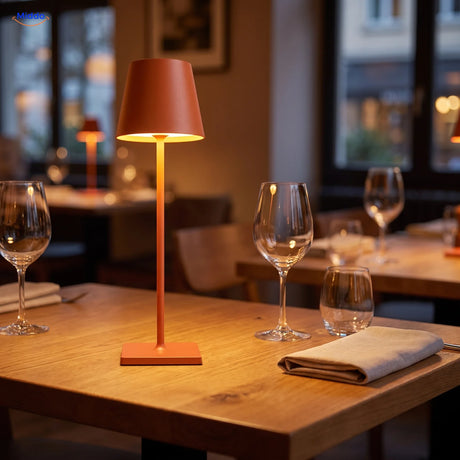 Oranje Lumiset tafellamp op een restauranttafel