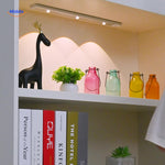 Lumitrack™ Bewegingssensorlamp Geinstalleerd In Een Boekenplank