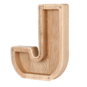 Houten spaarpot in de vorm van de letter J, perfect voor kinderspaargeld.