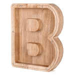 Houten alfabet spaarpot letter B, perfect voor sparen op witte achtergrond.
