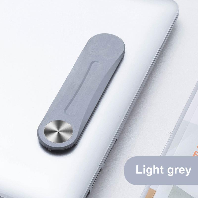 Grijze magnetische clip bevestigd aan een laptop.