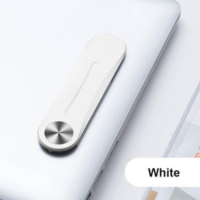 Magnetische witte clip bevestigd aan een laptop