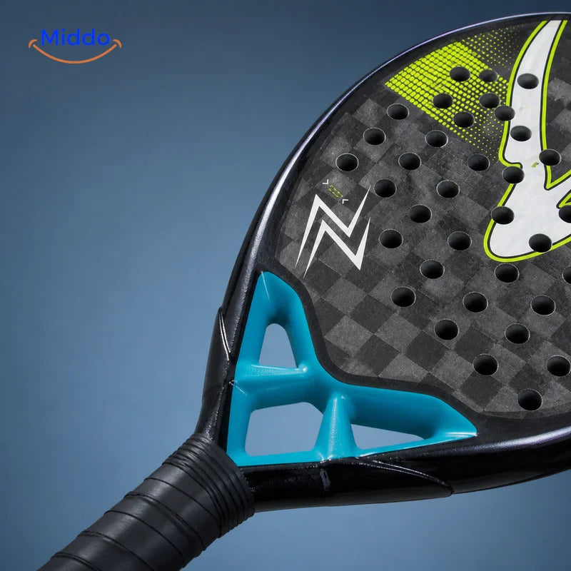 ApexTour padelracket: close-up van het carbon slagvlak en de turquoise brug.