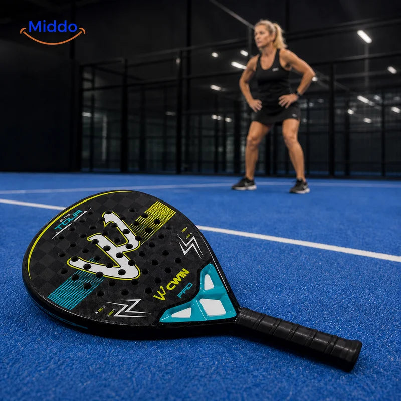 ApexTour padelracket: racket op de baan met een speelster op de achtergrond.