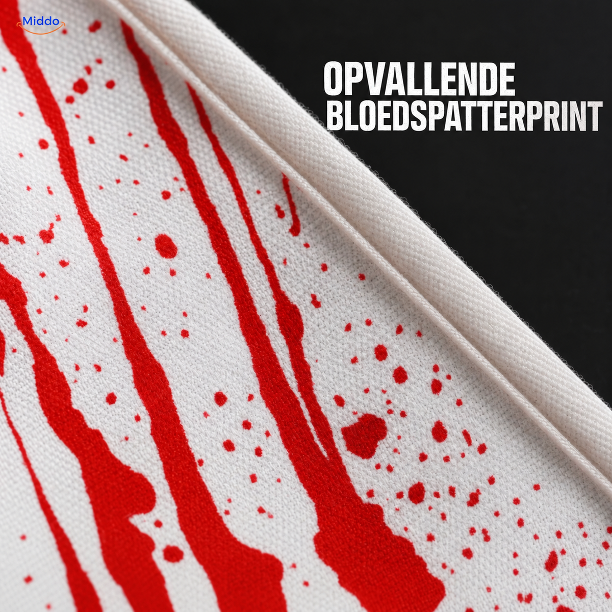 BloodstainFX Halloween-kostuumschort: close-up van de rode bloedspatterprint op witte stof.