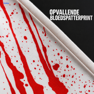 BloodstainFX Halloween-kostuumschort: close-up van de rode bloedspatterprint op witte stof.