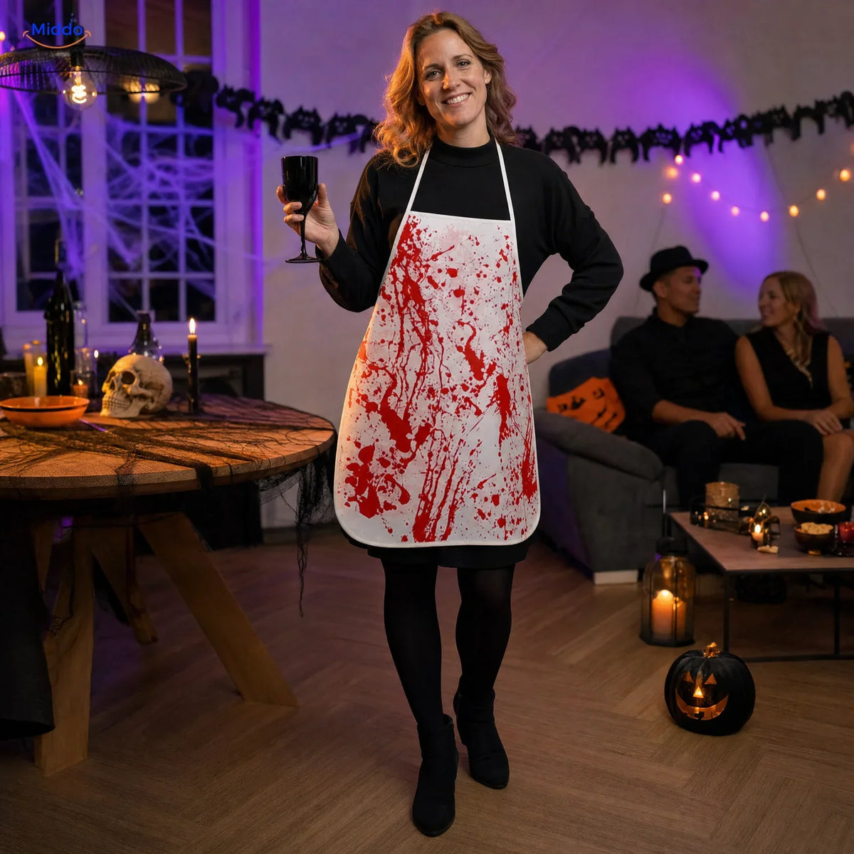 BloodstainFX Halloween-kostuumschort: vrouw draagt het witte schort met rode bloedprint op een feest.