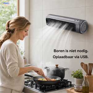 BreezeFlex oplaadbare wandventilator: grijs model aan de keukenmuur naast een vrouw.