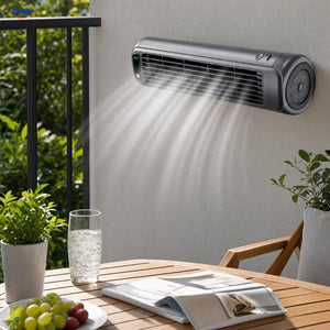 BreezeFlex oplaadbare wandventilator: grijs model boven een eettafel bij het raam.