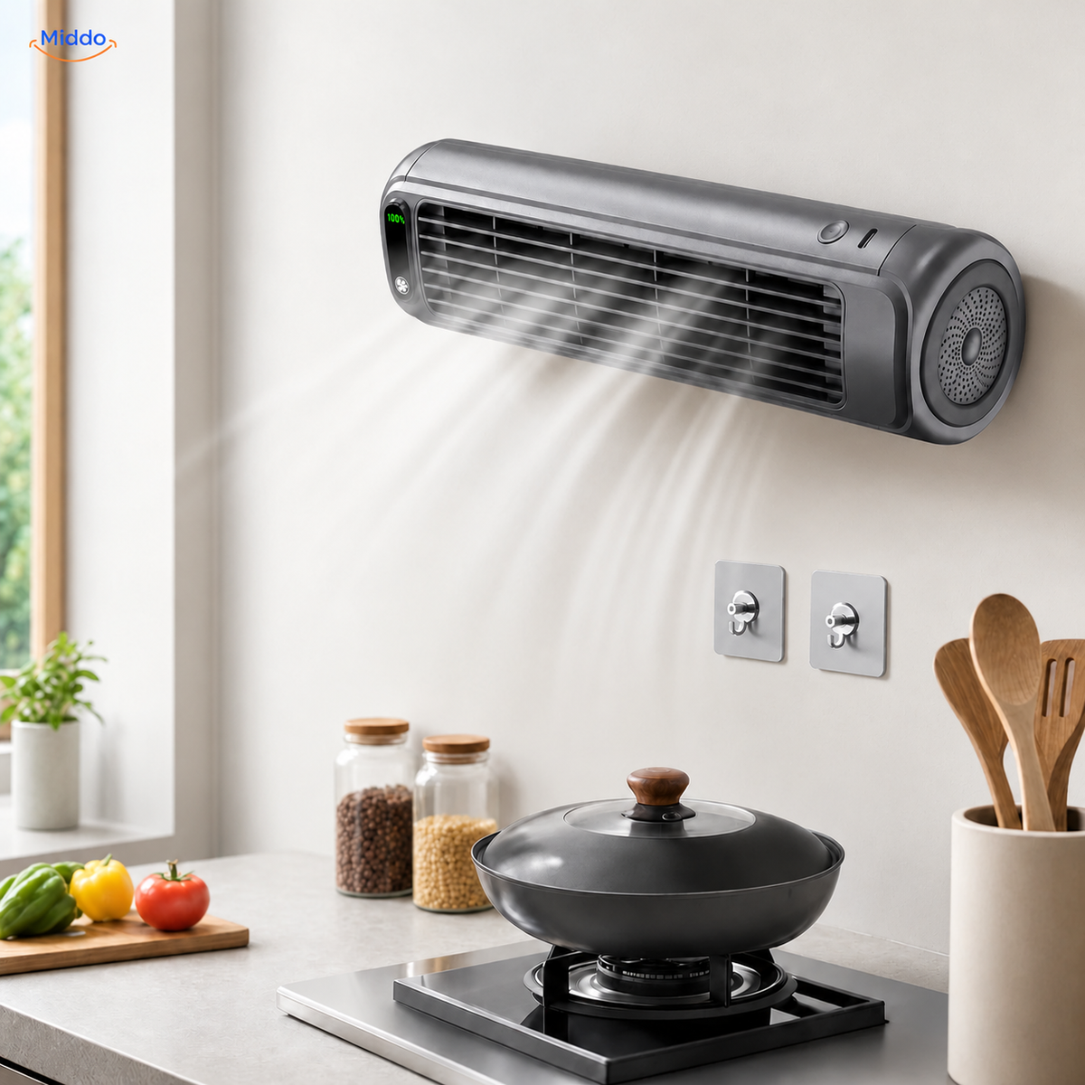 BreezeFlex oplaadbare wandventilator: grijs model met twee haken boven een keukenblad.