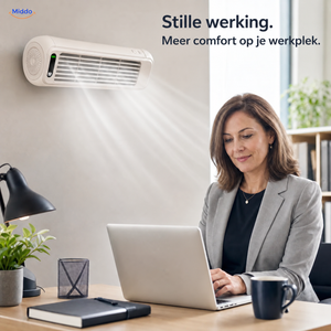 BreezeFlex oplaadbare wandventilator: wit model aan de muur bij een werkplek.