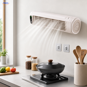 BreezeFlex oplaadbare wandventilator: wit model met twee haken boven een keukenblad.