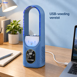 BreezeLite USB-bureauventilator: blauw model met USB-kabel op een bureau.