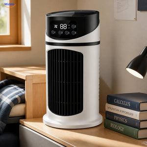 BreezeMist USB-tafelventilator met verneveling: detail van het display naast een stapel boeken.