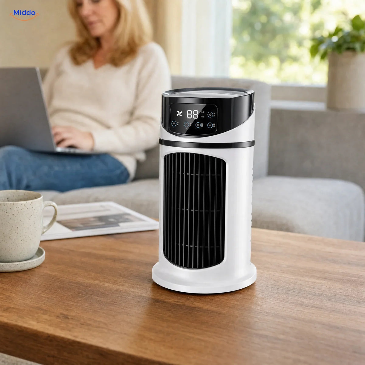 BreezeMist USB-tafelventilator met verneveling: USB-model op een salontafel bij de bank.