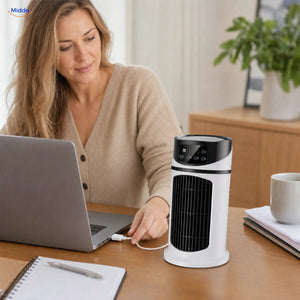 BreezeMist USB-tafelventilator met verneveling: vrouw met laptop naast de ventilator.