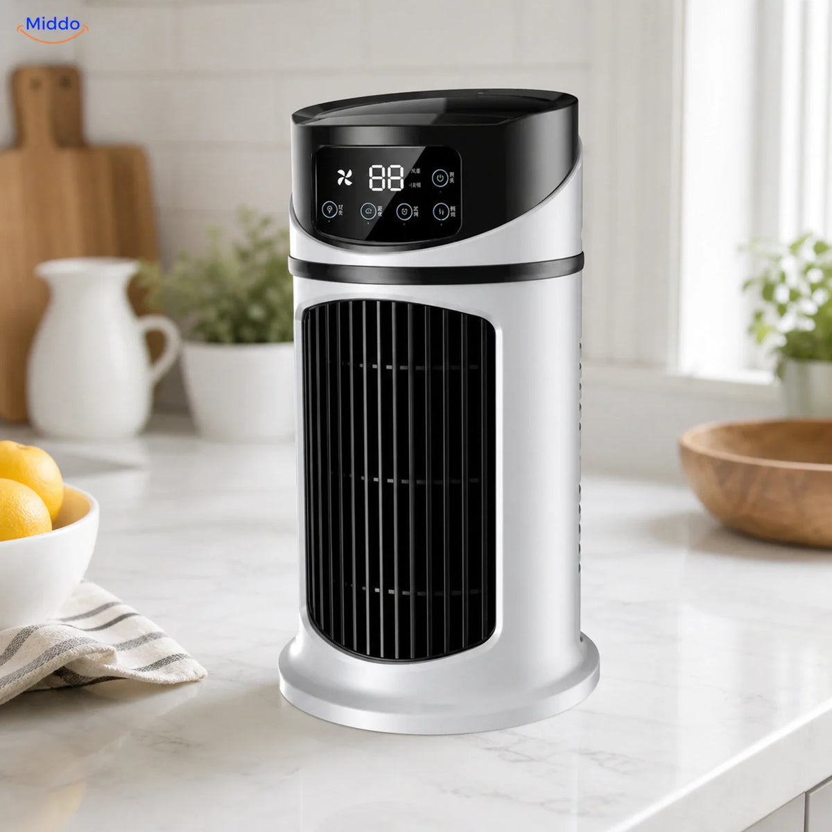 BreezeMist USB-tafelventilator met verneveling: wit-zwart model op een keukenblad.