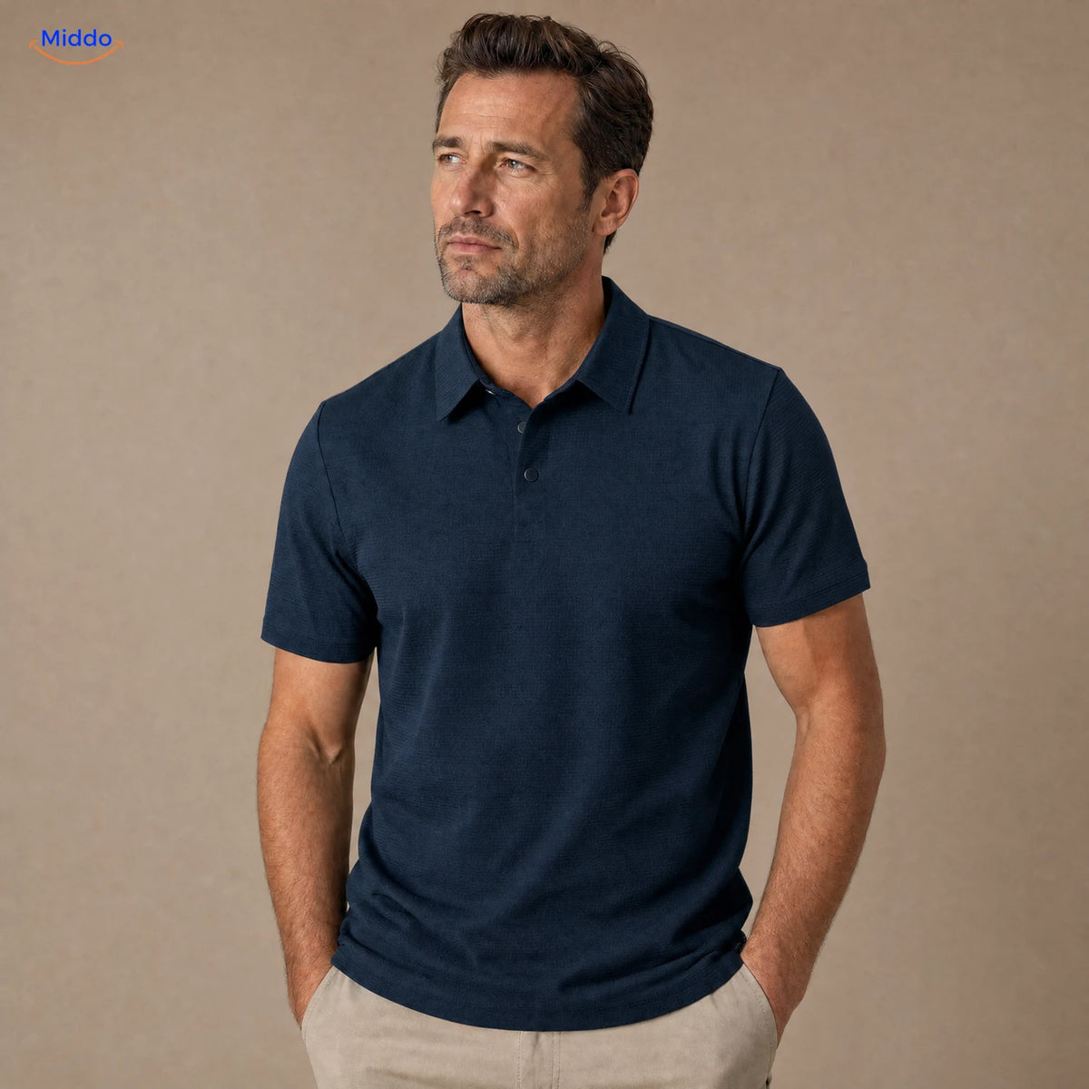 BreezeWear herenpolo met korte mouwen: donkerblauw model gedragen door een man.