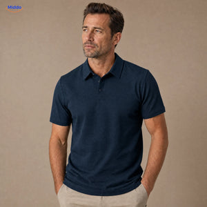 BreezeWear herenpolo met korte mouwen: donkerblauw model gedragen door een man.