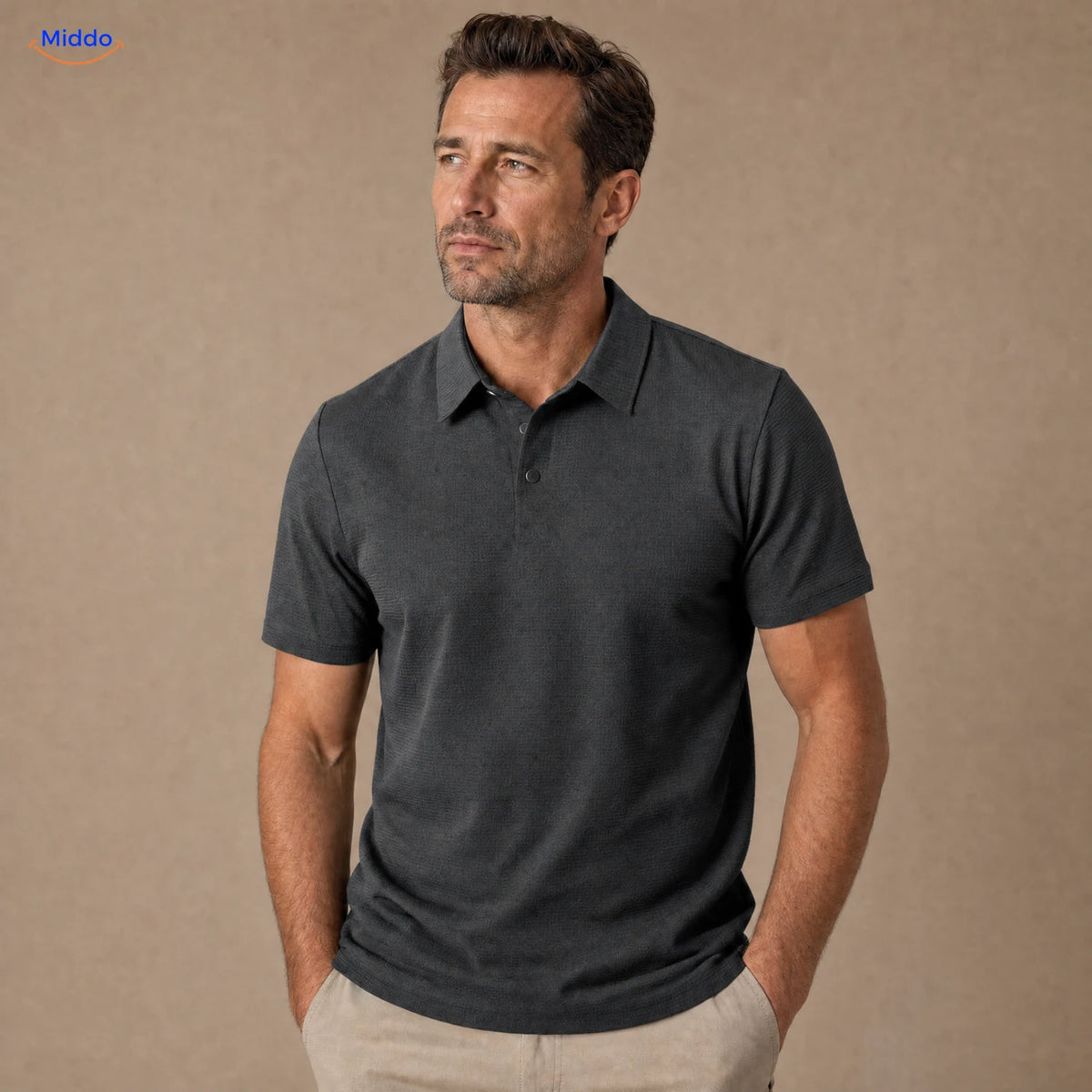 BreezeWear herenpolo met korte mouwen: donkergrijs model gedragen door een man.