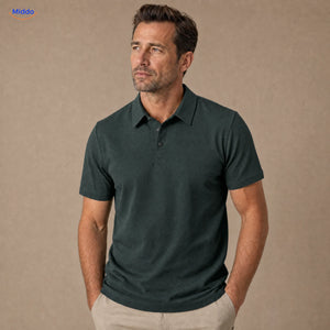 BreezeWear herenpolo met korte mouwen: donkergroen model gedragen door een man.