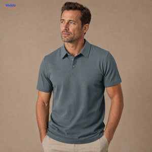 BreezeWear herenpolo met korte mouwen: grijsblauw model gedragen door een man.