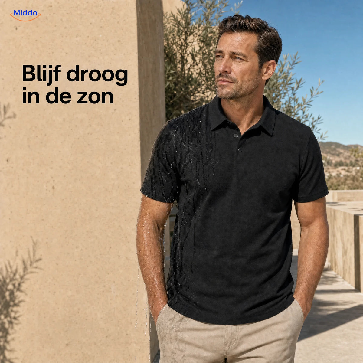 BreezeWear herenpolo met korte mouwen: man in zwarte polo bij een zonnige muur.